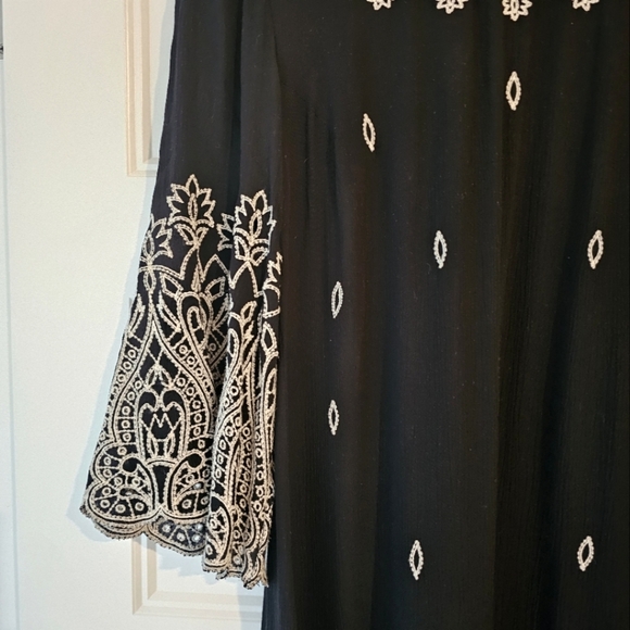 Sundance Black Dress with Intricate White Embroidered Detailing sz small - Picture 6 of 8
